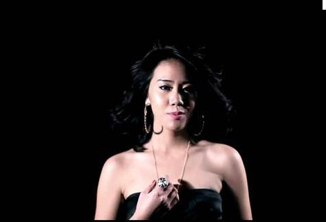 Дуучин Ч.Цэлмүүн Японд ая дуугаа өргөөд иржээ